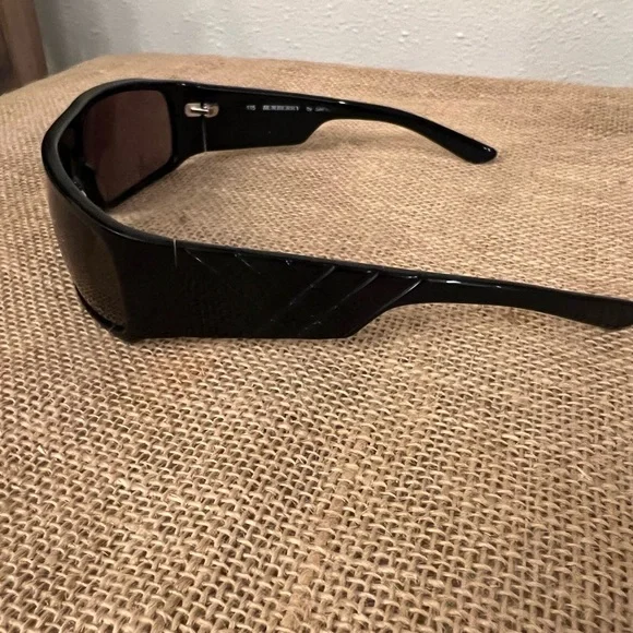 Womens Burberry sunglasses. - Picture 2 of 6